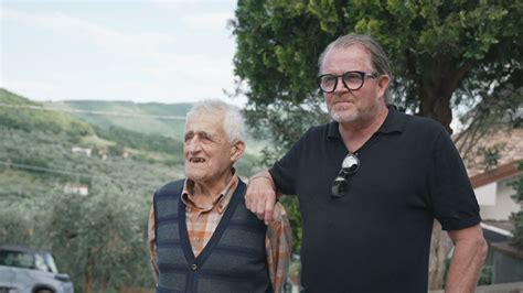 Rolf Sørensen bliver helt stille, da følelserne rammer ham i det .